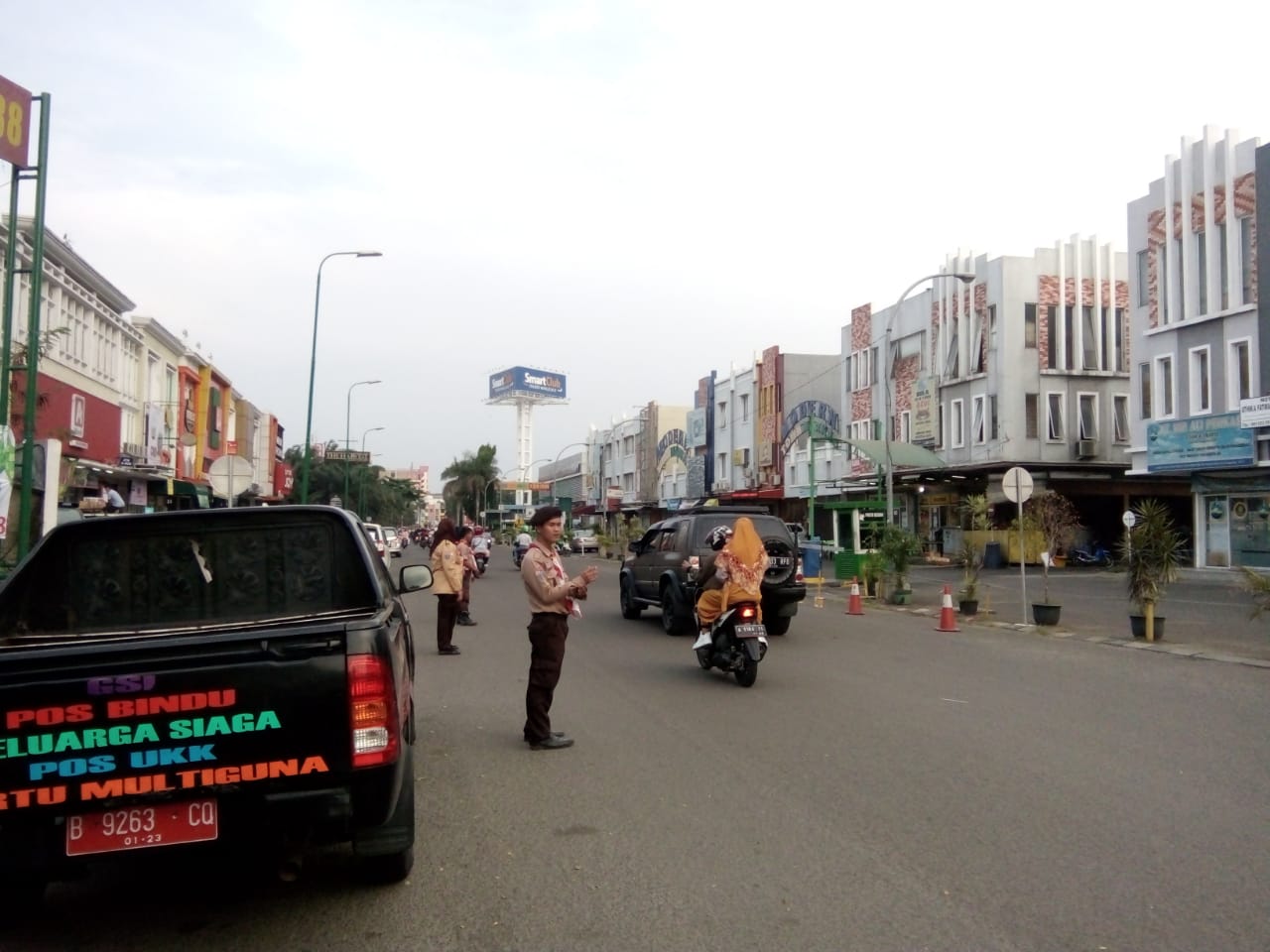 Tampak anggota Pramuka membantu polisi demi terciptanya kelancaran arus lalu lintas pemudik di Jalan kota Tangerang.