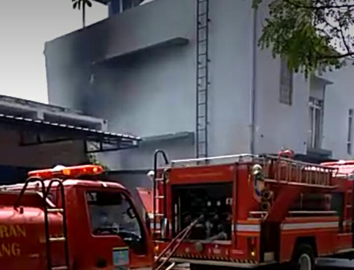 Tampak Petugas pemadam kebakaran berusaha memadamkan api yang berkobar di Klinik As-Syifa di gedung C Dinas Kesehatan (Dinkes) Provinsi Banten.