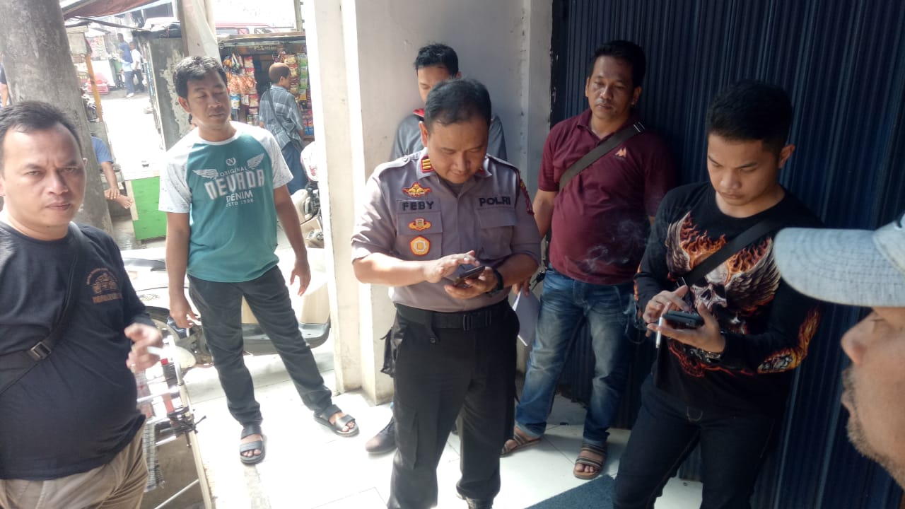 Polisi mendatangi lokasi tempat kejadian perkara (TKP) perampokan di toko emas Permata Balaraja, Jala Raya Serang, Balaraja, Sabtu (15/6/2019).