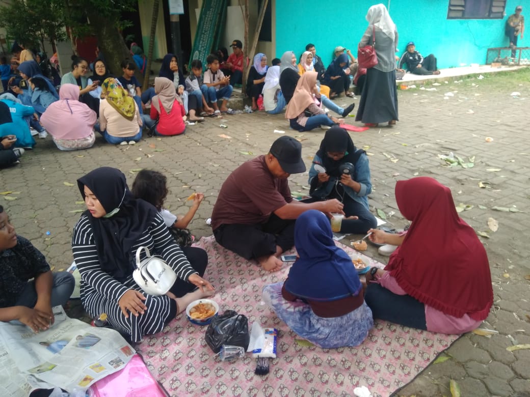 Tampak keluarga Turhamun yang menunggu nomor antreannya untuk dipanggil petugas pelayanan keliling KIA di Kantor Kecamatan Pamulang, Jalan Siliwangi No.1, Pamulang Barat, Pamulang, Tangsel, Rabu (26/6/2019).