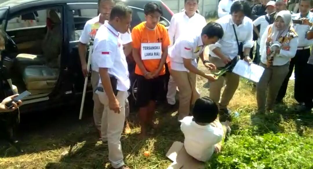 Rekonstruksi kasus pembunuhan Fifia Srti Lestari, 16, seorang gadis muda yang tewas di tangan kekasihnya dengan kondisi tangan dan kaki terikat, di Kampung Kebon Baru, RT 1/1, Desa Babat, Kecamatan Legok, Kabupaten Tangerang.