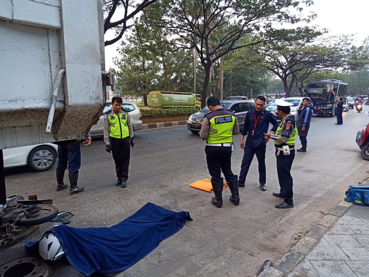 Tampak Polisi meninjau tempat kejadian kecelakaan yang menewaskan pengendara sepeda motor di Jalan Tekno Widya, Setu,Tangsel ,Rabu (24/7/2019).