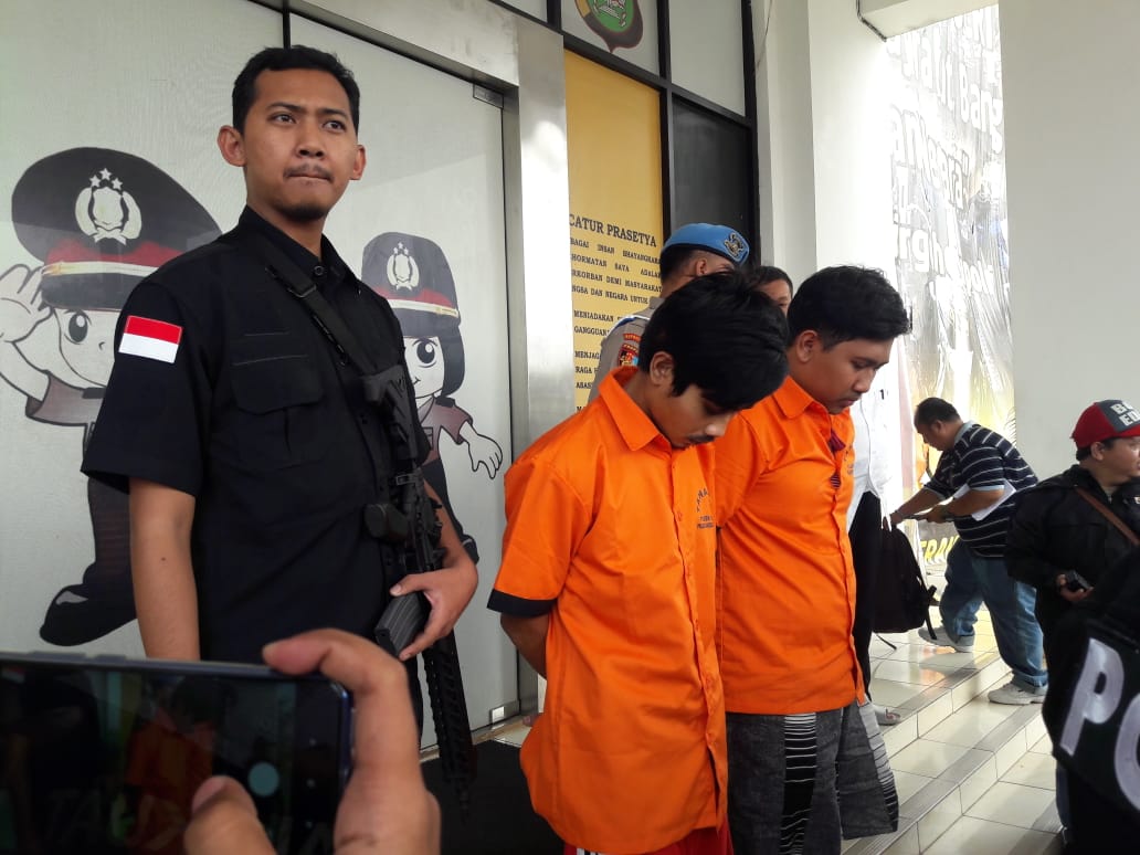 Polisi berhasil menangkap tersangka Edo Suhaedi, 22 dan Romdon Mardiana, 24, pelaku perampokan minimarket Indomaret di Jalan Cisauk Raya, Cisauk, Kabupaten Tangerang.