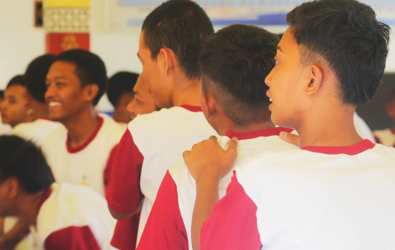 Warga binaan menunjukan penampilannya bermain alat musik di Lembaga Pemasyarakatan Khusus Anak (LPKA) Kelas I Tangerang, Sabtu (24/8/2019).