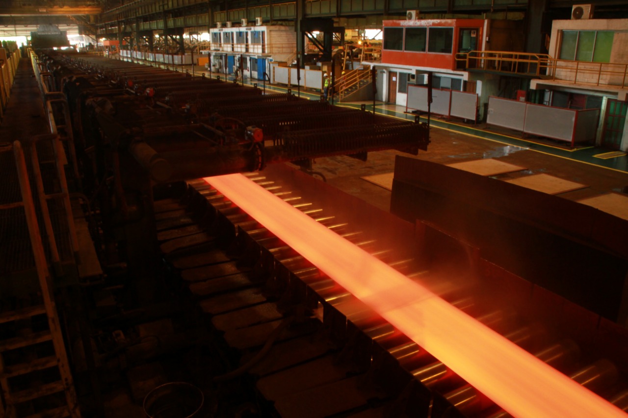 Tampak hasil produksi perdana baja gulungan canai panas (hot rolled coil/HRC) di PT Krakatau Steel (Persero) Tbk.