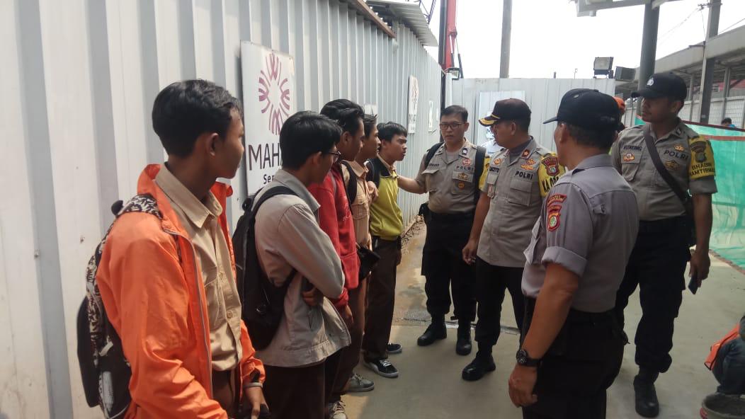 Polisi saat menggagalkan keberangkatan para pelajar dari wilayah Tangerang Selatan saat akan bertolak menuju DPR RI, di stasiun kerata api Rawa Buntu Serpong.