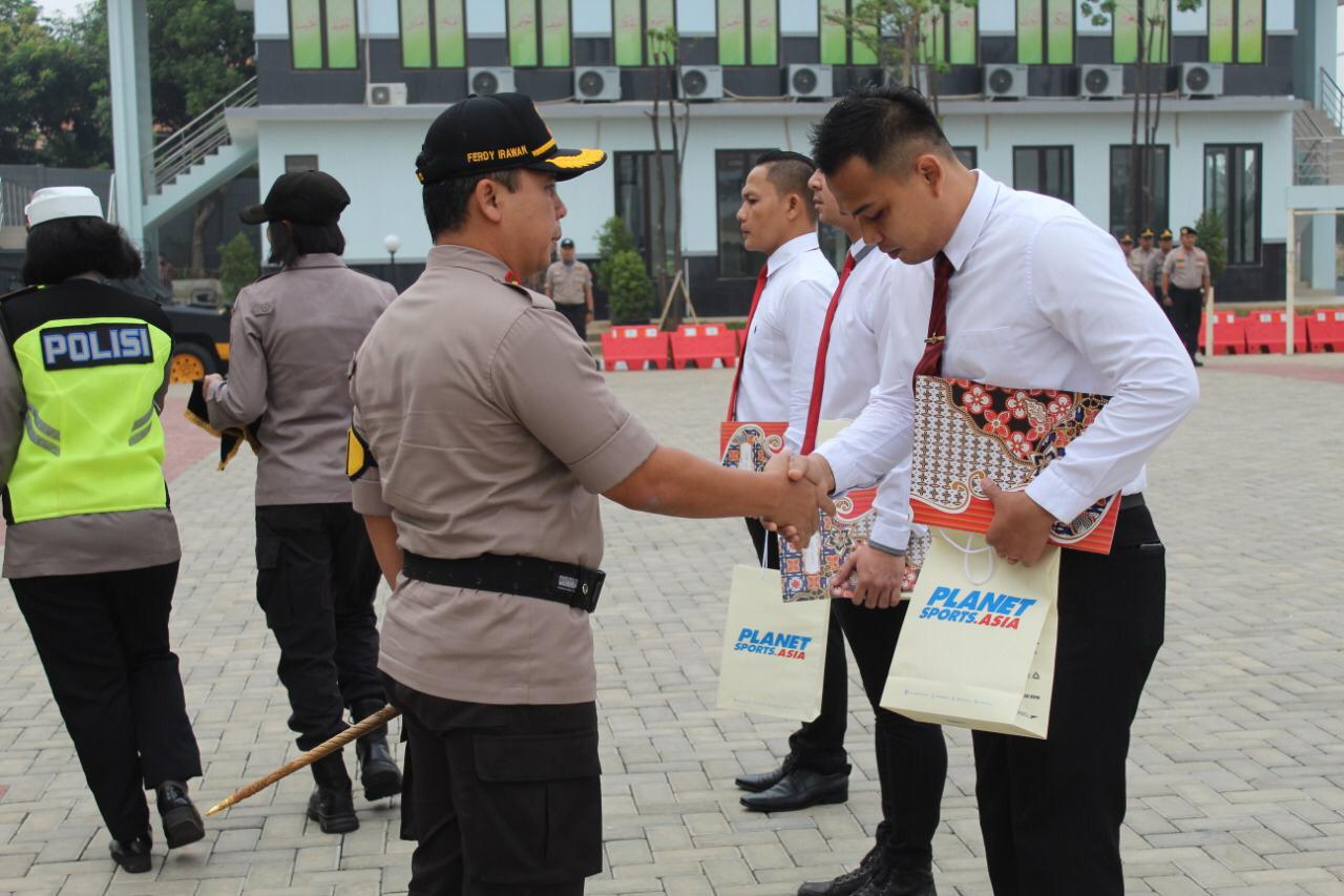 Kapolres Tangsel AKBP Ferdy Irawan saat memberikan penghargaan kepada Personel Satuan Reserse Narkoba Kepolisian Resor (Polres) Tangerang Selatan (Tangsel) atas prestasinya.