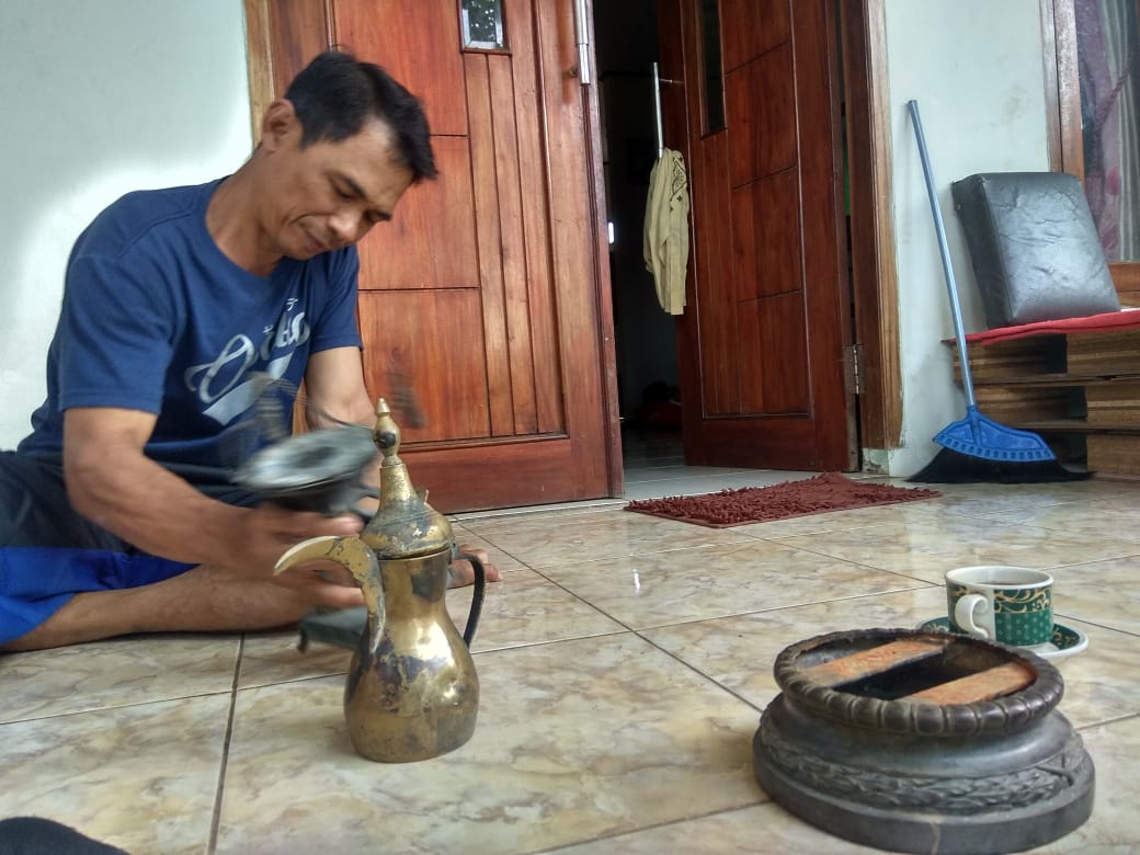 Pencari ikan Abdul Aziz, 48, menemukan benda patung naga emas, kapak corong di Sungai Cisadane.