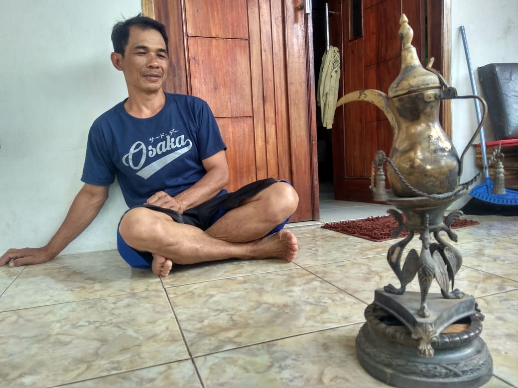 Pencari ikan Abdul Aziz, 48, menemukan benda patung naga emas, kapak corong di Sungai Cisadane.