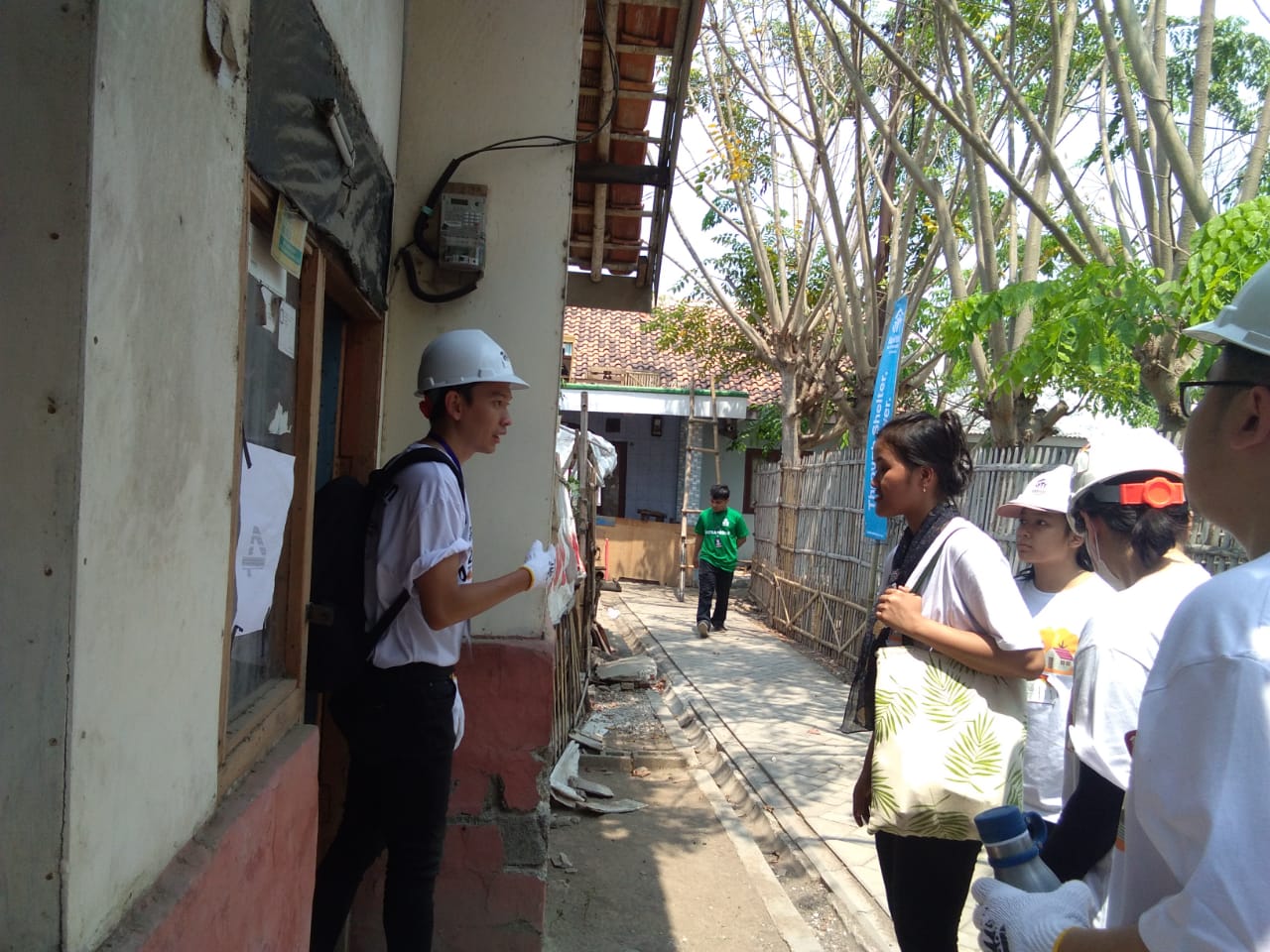 Habitat for Humanity Indonesia menggelar kegiatan pembangunan dan pengecatan rumah di Desa Mergamulya mauk dalam rangka Memperingati Hari Sumpah Pemuda.