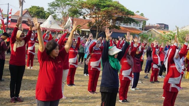 Senam bersama dalam kegiatan program Gebyar Mantul di Puskesmas Tanah Tinggi, Kota Tangerang.