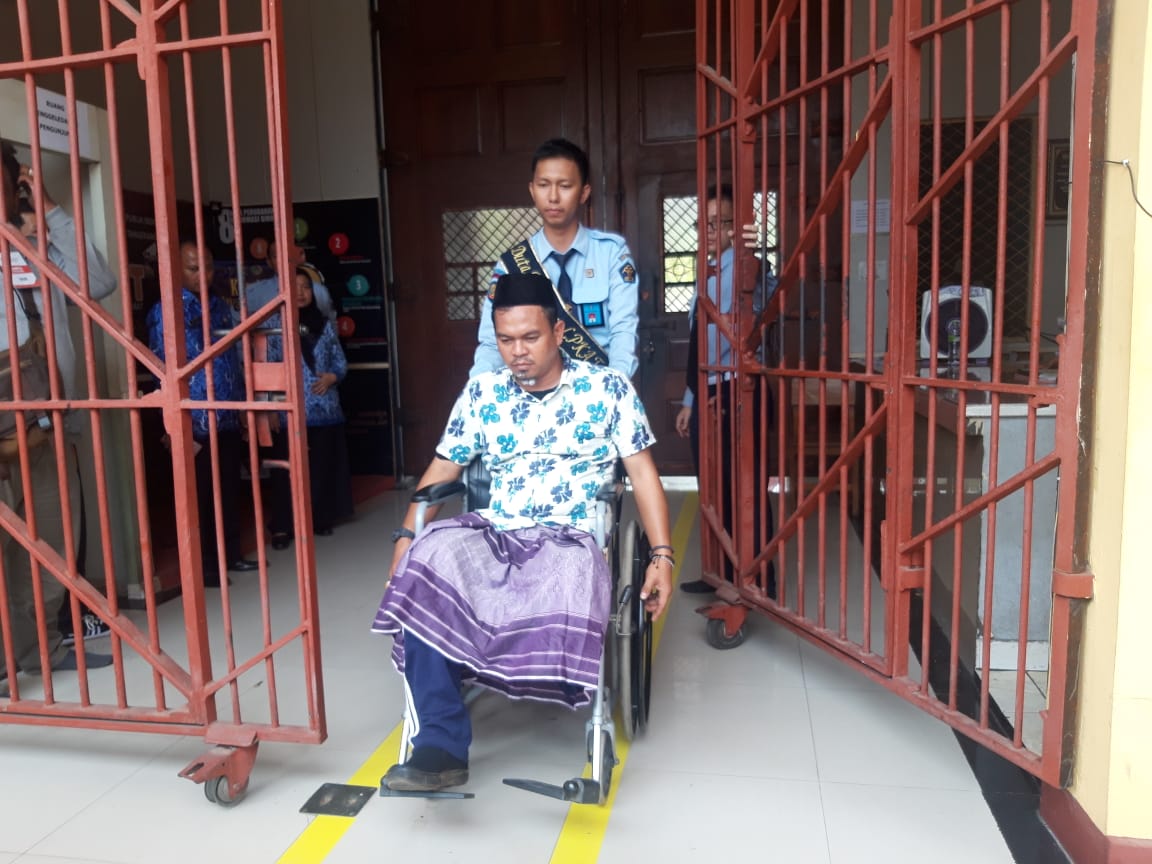 Petugas saat mendampingi narapidana disabilitas di Lembaga Pembinaan Khusus Anak (LPKA) Klas I Tangerang.