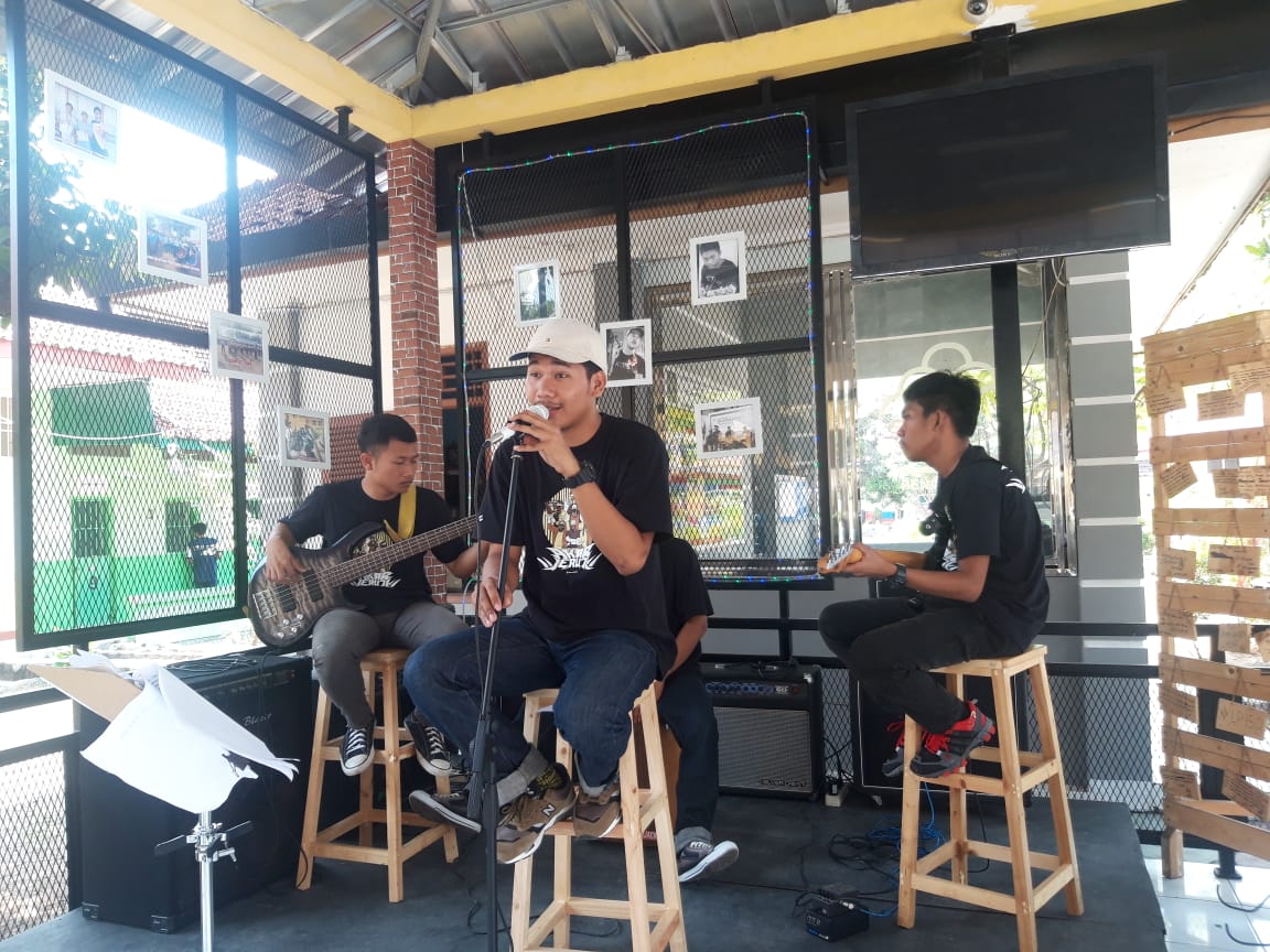 Penampilan live band musik di Kafe Kunjungan Lembaga Pembinaan Khusus Anak (LPKA) Klas I Tangerang.