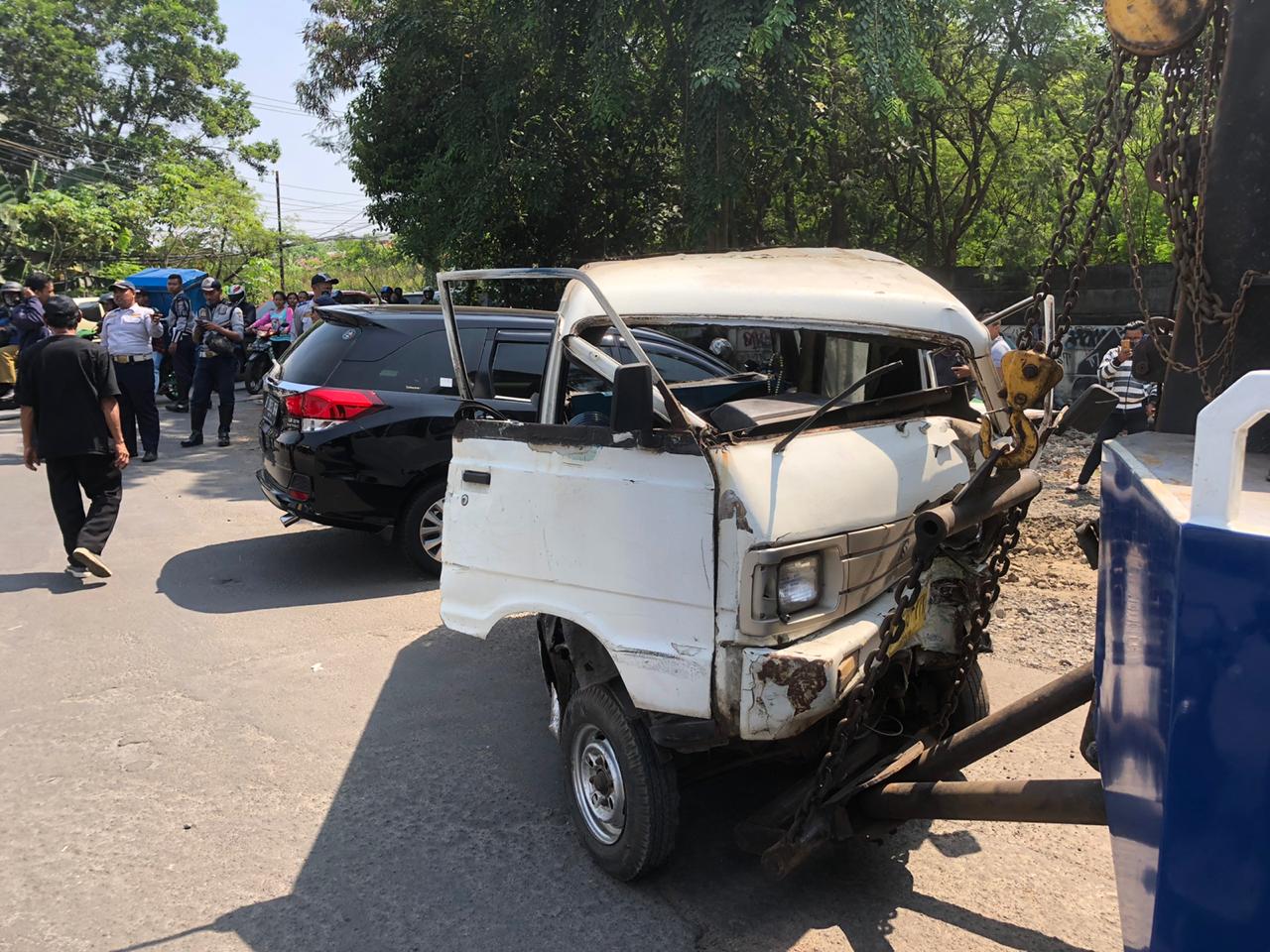 Terlihat mobil mini bus dan angkot rusak berat setelah mengalami kecelakaan tabrakan di depan gerbang Perumahan Villa Pamulang, Jalan Raya Puspitek, Pamulang, Tangerang Selatan.