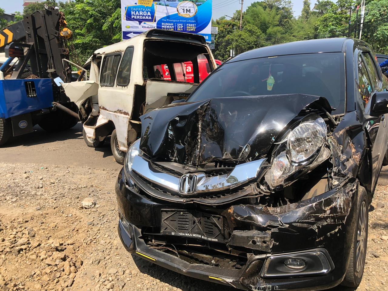 Terlihat mobil mini bus dan angkot rusak berat setelah mengalami kecelakaan tabrakan di depan gerbang Perumahan Villa Pamulang, Jalan Raya Puspitek, Pamulang, Tangerang Selatan.