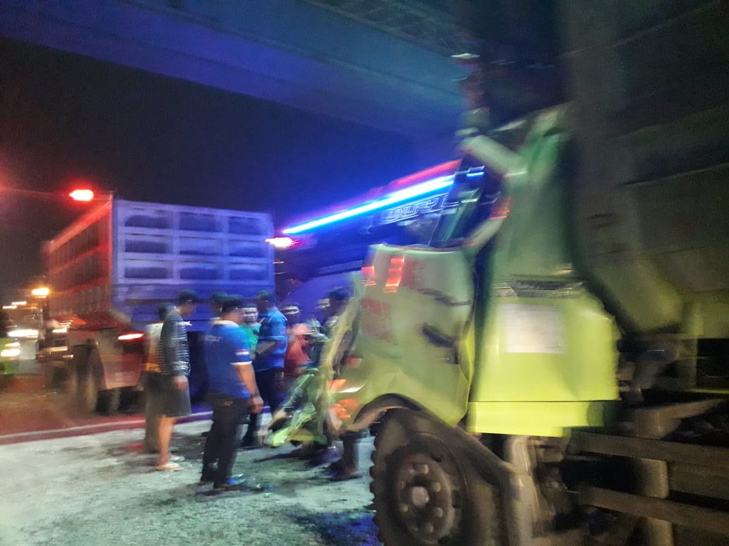 Tampak dump truk rusak berat akibat mengalami kecelakaan di lampu merah timur kantor Puspemkot Tangerang.