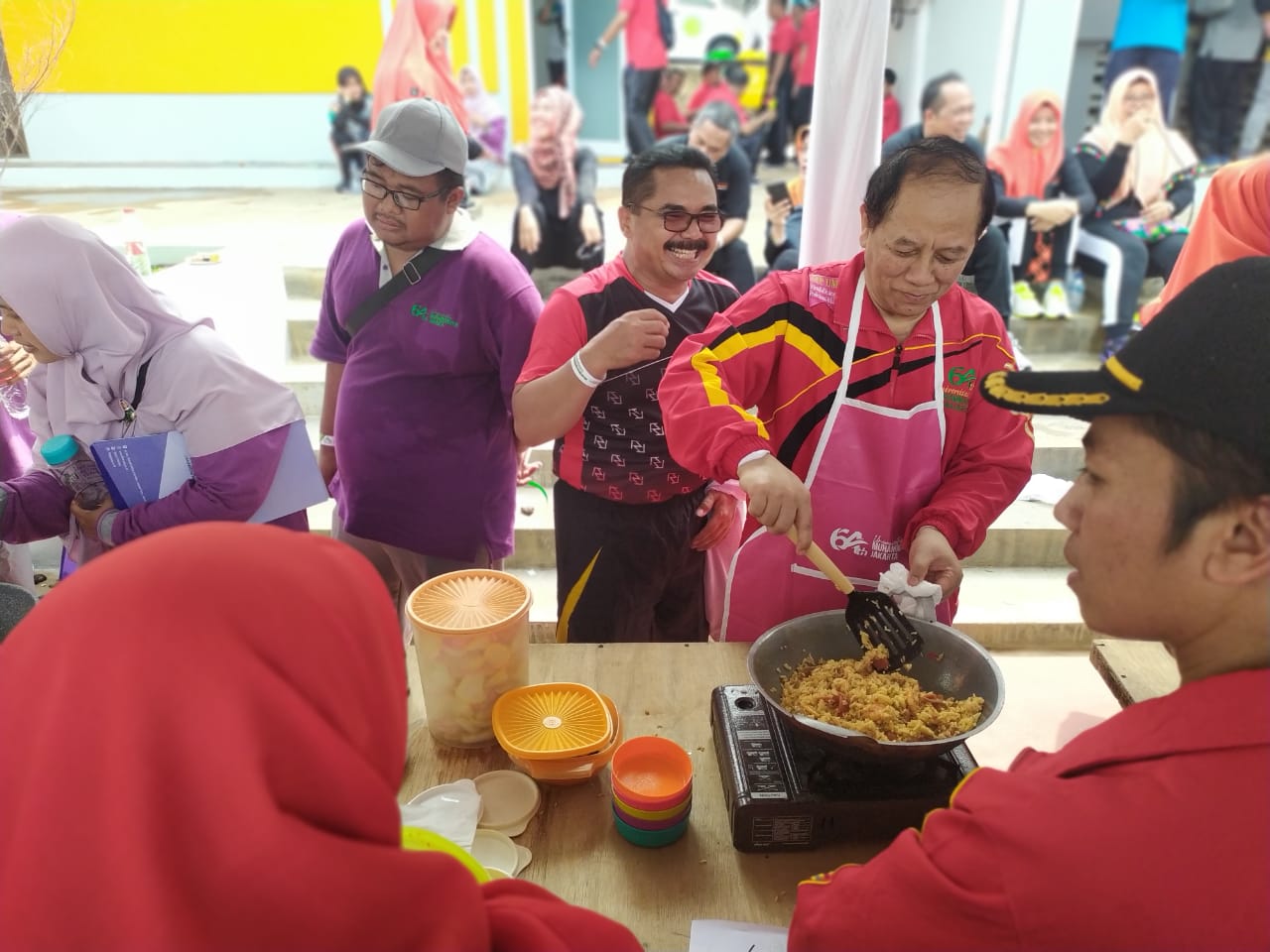 Rektor UMJ Syaiful Bakhri saat memasak nasi goreng dalam kegiatan perayaan Milad UMJ ke-64 di Kampus A UMJ, Jalan KH. Ahmad Dahlan, Cireundeu, Ciputat Timur Tangerang Selatan, Sabtu (23/11/2019).