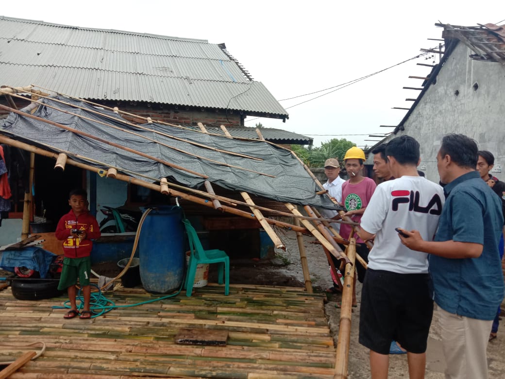 Tampak rumah miliki warga di Desa Tegal Kunir, Kecamatan Mauk, Kabupaten Tangerang rusak berat akibat di terpa angin hujan yang besar.