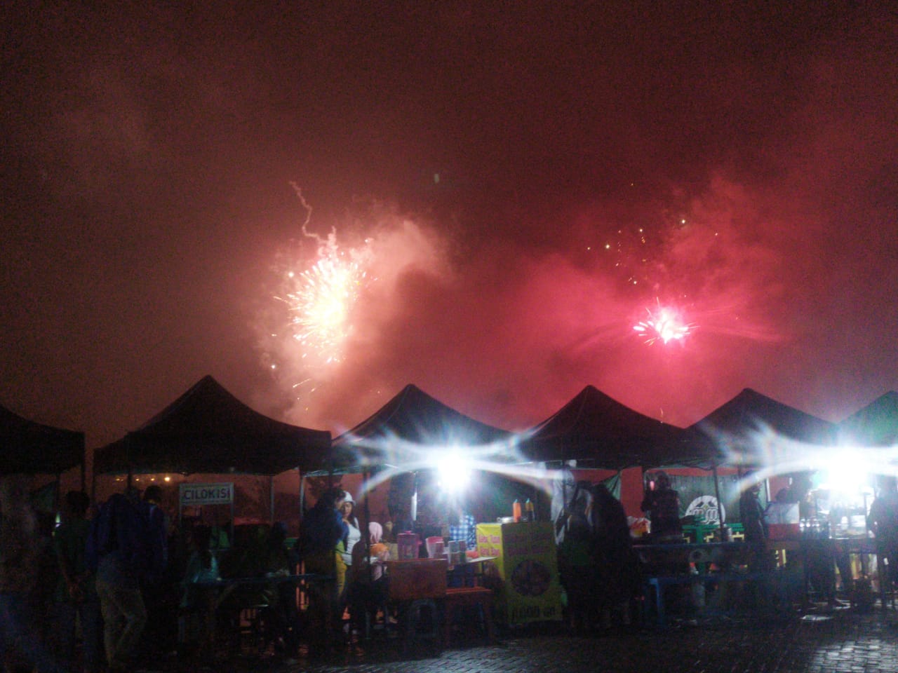 Perayaan malam tahun baru di Tandon Ciater, Jalan Widya Kencana Ciater, Buaran Serpong, Tangsel, Rabu (1/1/2020) malam sepi pengunjung.