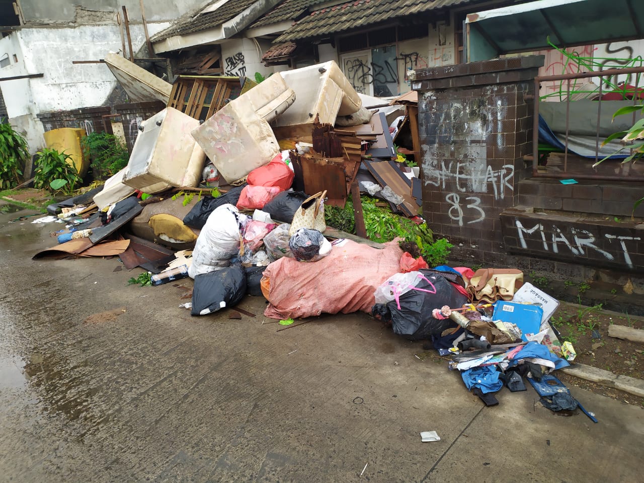 Tampak sampah menumpuk di perumahan Pondok Maharta di Jalan Maharta Raya, Pondok Kacang Timur, Pondok Aren, Tangsel.	