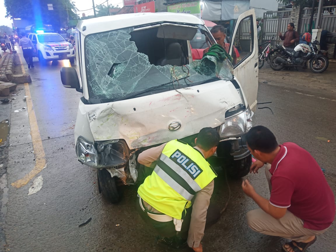 Terjadi kecelakaan di ruas Jalan Raya Serang KM 13.8, tepatnya depan Kantor Markering Point Tunas, Kampung Cerewed, Desa Sukadamai, Kecamatan Cikupa, Kabupaten Tangerang, Kamis (9/1/2020).