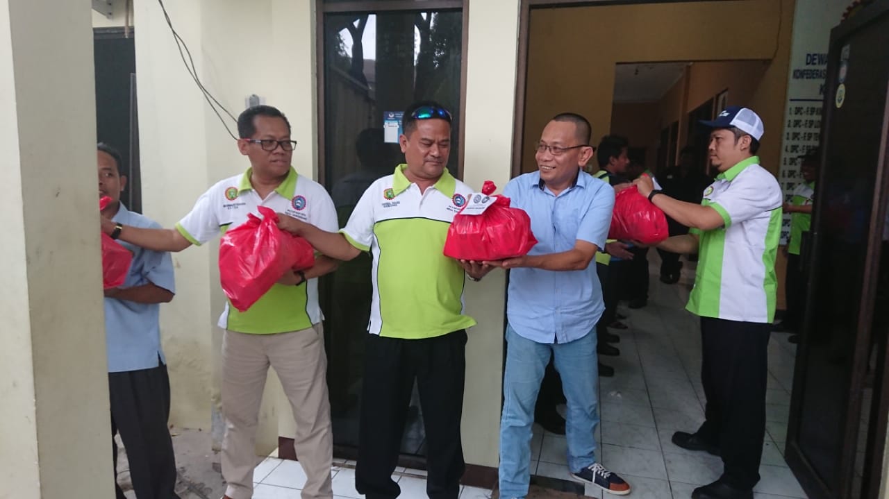 Pengurus Konfederasi Serikat Pekerja Seluruh Indonesia (KSPSI) Provinsi Banten saat menyerahkan bantuan logistik kepada para korban banjir Tangerang.
