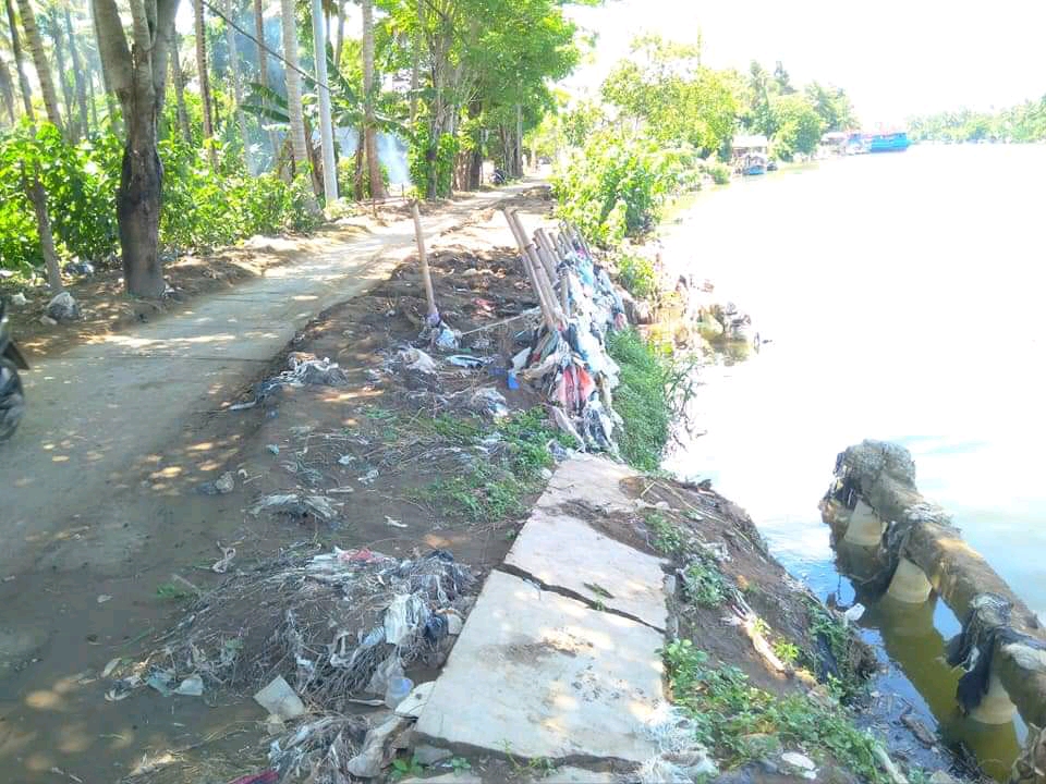 Tampak badan jalan ambrol rusak berat di pinggir aliran Sungai Cisadane tepatnya di Desa Tanjung Burung, Kecamatan Teluknaga Kabupaten Tangerang.