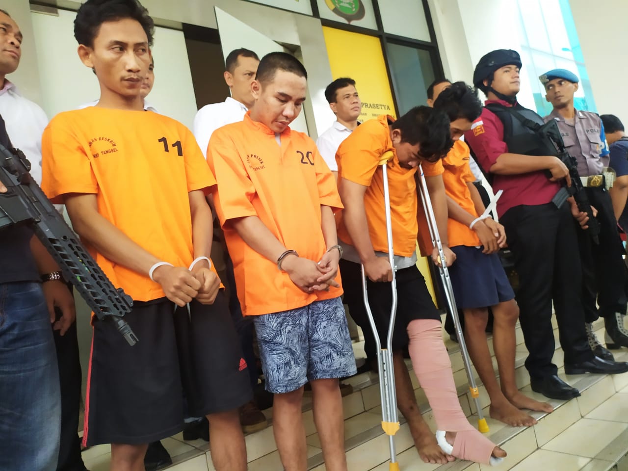 Polisi berhasil mengamankan para tersangka Efendi ,25, Alan Mustika, 23, Ronald, 22, serta Riyan, 24, mereka pelaku komplotan spesialis pembobol mesin anjungan tunai mandiri (ATM) yang beraksi di wilayah Tangerang Selatan.