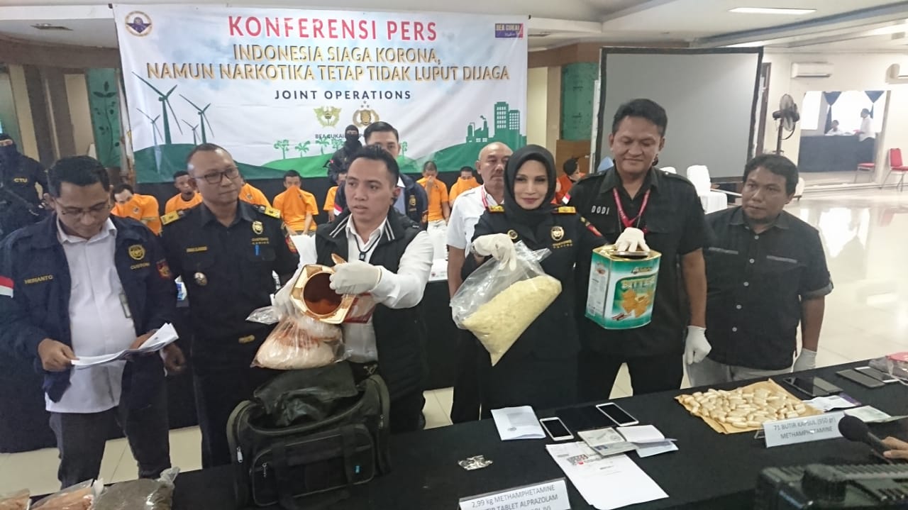 Kepala Kantor Pelayanan Utama Bea dan Cukai Tipe C Soekarno-Hatta Finari Manan beserta petugas menampilkan barang bukti narkoba yang diselundupkan melalui Bandara Soekarno-Hatta dalam konferensi pers.