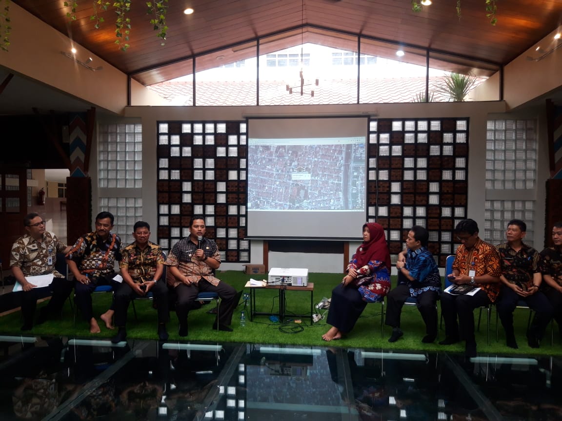 Konferensi pers Wali Kota Tangerang Arief R. Wismansyah.