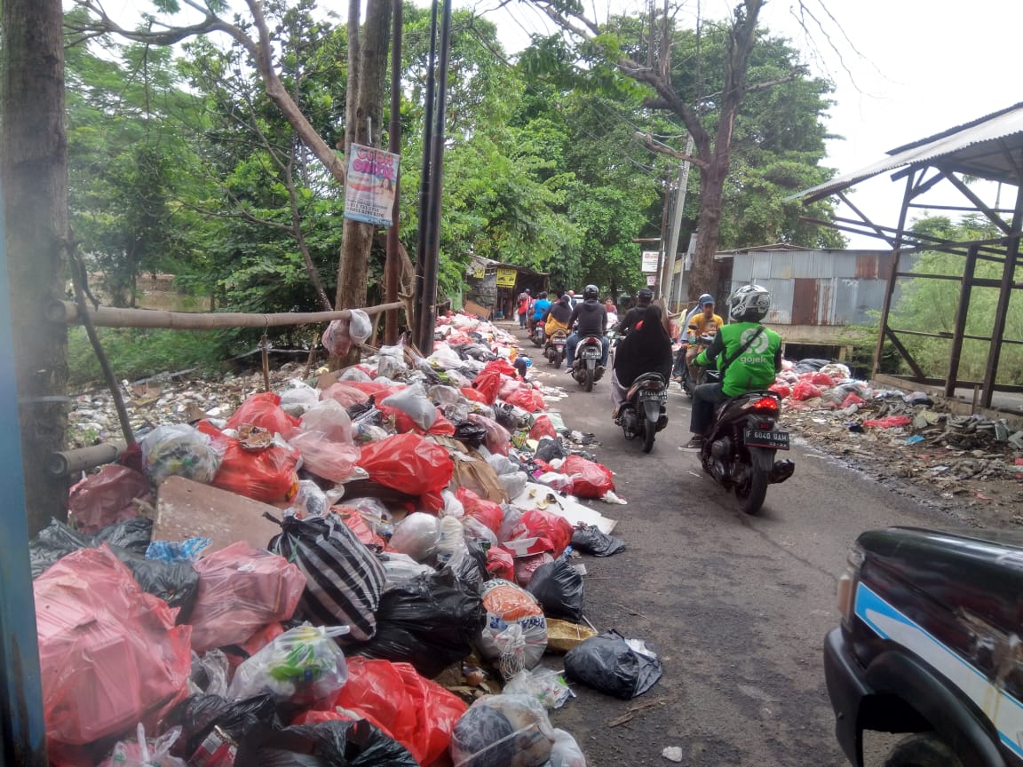 Sampah yang dibuang sembarangan menumpuk di sisi jalan Puri Kartika Baru, Ciledug, Kota Tangerang, Senin (17/2/2020).