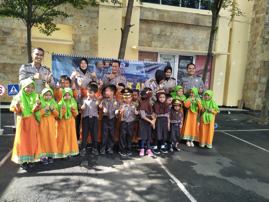Personel Satlantas Polresta Tangerang memberikan kesempatan kepada pelajar TKIT Permata Auliya untuk naik mobil patroli lalu lintas saat karya wisata bertajuk Polisi Sahabat Anak, Rabu (26/2/2020).