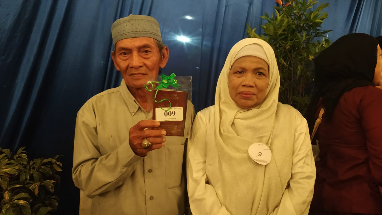 Pasangan pengantin, Ahmad Rozak, 70, dan Sunaenah, 65, terlihat sumringah setelah mendapat buku nikah. Keduanya hanya menikah secara agama sejak tahun 1980.