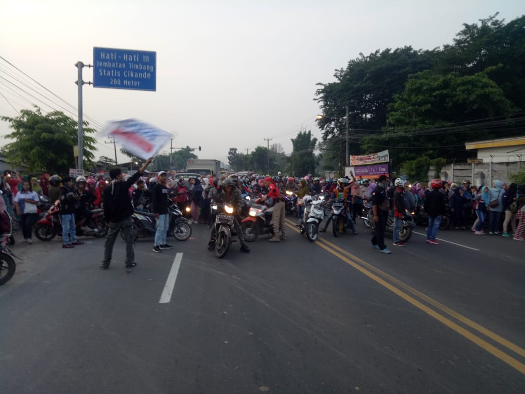 Para buruh membakar ban dalam aksi menolak Omnibus Law Cipta Kerja di kawasan industri Palem Manis Jatiuwung, Kota Tangerang, Selasa (3/3/2020).