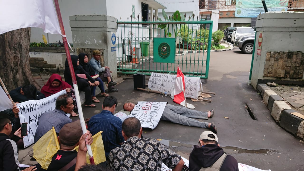 Warga yang berdemonstrasi membawa keranda mayat dan membaca kitab Al-Quran di depan Pengadilan Negeri Tangerang, Kamis (5/3/2020).