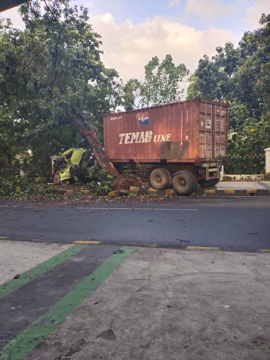 Kontainer ringsek akibat kecelakaan tunggal di jalan raya Yasin Beji, Cilegon, Rabu (11/3/2020).