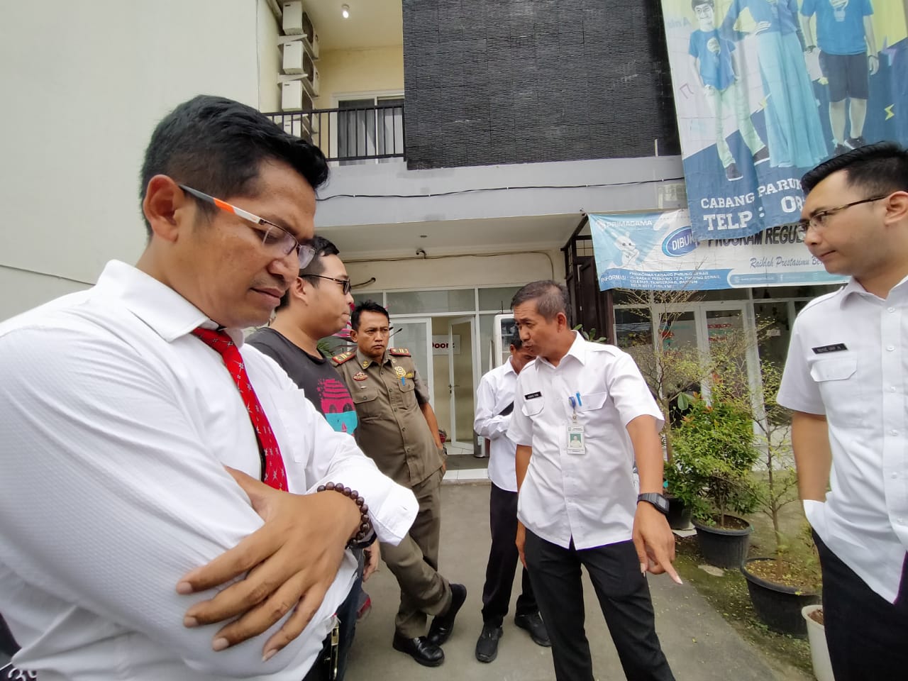 Para petugas Satpol PP Kota Tangerang saat inspeksi mendadak di ruko dan hotel Red Doorz, Ciledug, Kota Tangerang, Rabu (11/3/2020).