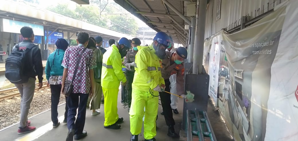 Petugas saat menyemprotkan cairan disinfektan di Stasiun Rawa Buntu, Serpong, Tangsel, Kamis (19/3/2020)