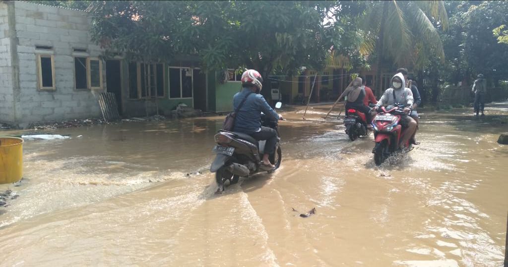 Banjir akibat luapan sungai Cisadane kembali menggenangi pemukiman warga di Desa Tanjung Burung, Kecamatan Teluknaga, Kabupaten Tangerang, Rabu (25/3/2020).