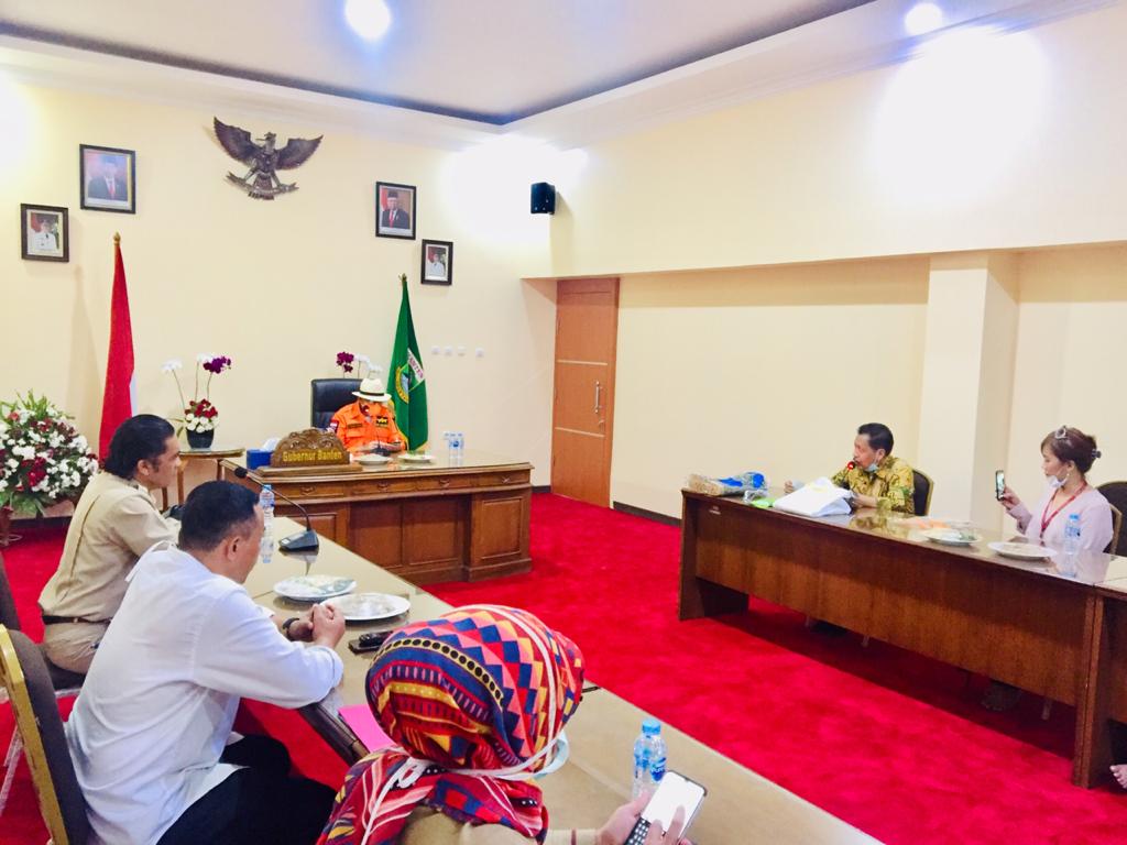 Gubernur Provinsi Banten, Dr. Wahidin Halim (tengah) menerima rombongan Sinar Mas Land di kediamannya di wilayah Serang.