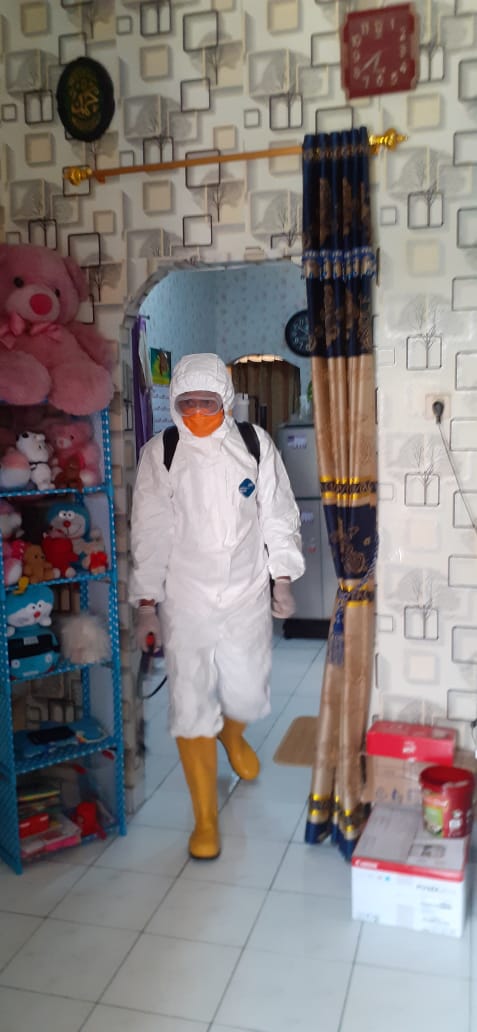 Personel BPBD Kabupaten Tangerang menyemprotkan disinfektan di rumah korban suspect virus Corona di Kelurahan Kutabaru, Kecamatan Pasar Kemis, Kabupaten Tangerang, Rabu (1/4/2020)