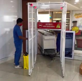 Bandara-bandara PT Angkasa Pura II operasikan mesin otomatis penyemprot cairan disinfektan ke bagasi tercatat, trolley dan nampan x-ray, Senin (6/4/2020).