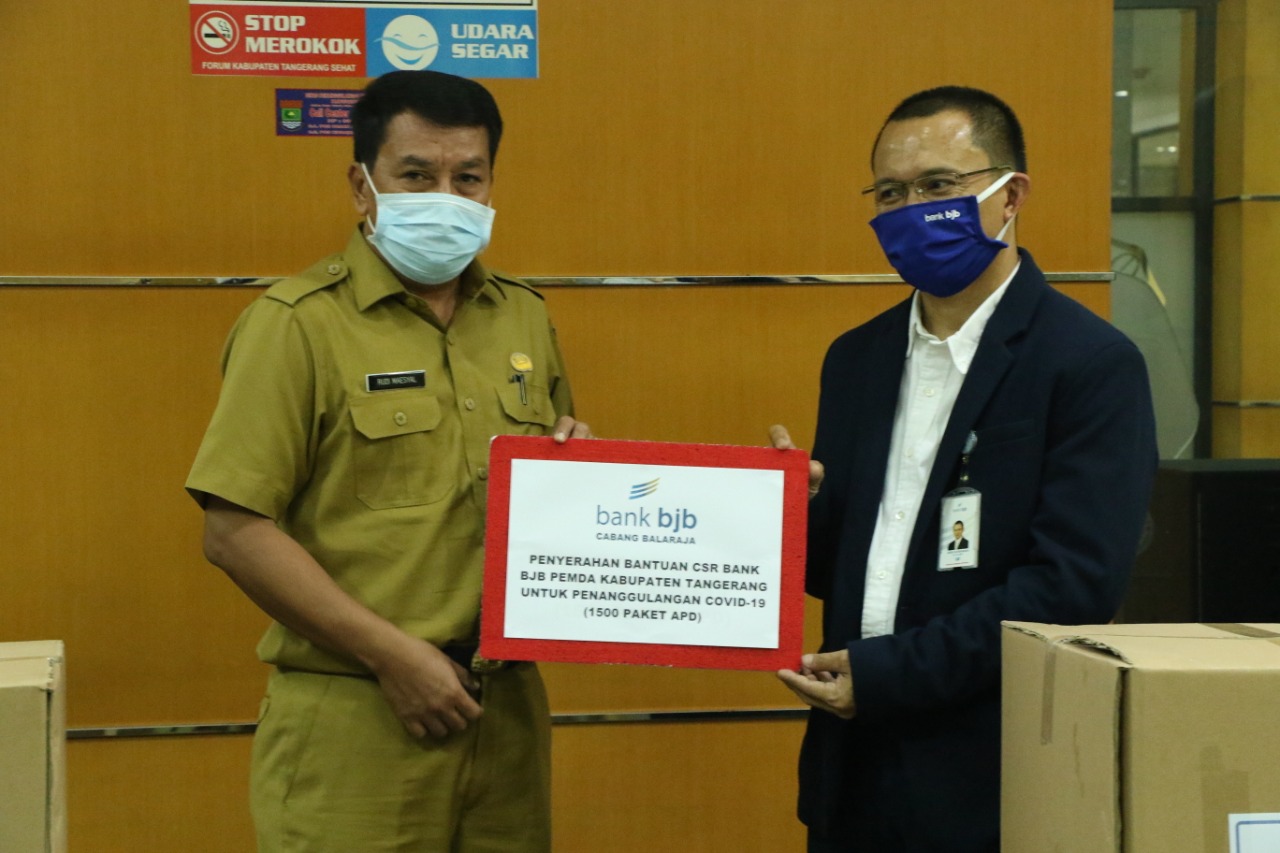 Ahmed Zaki Iskandar menerima bantuan 1.500 alat pelindung diri (APD) untuk penanganan COVID-19 dari Bank BJB Cabang Balaraja Kabupaten Tangerang, Selasa (21/4/2020).