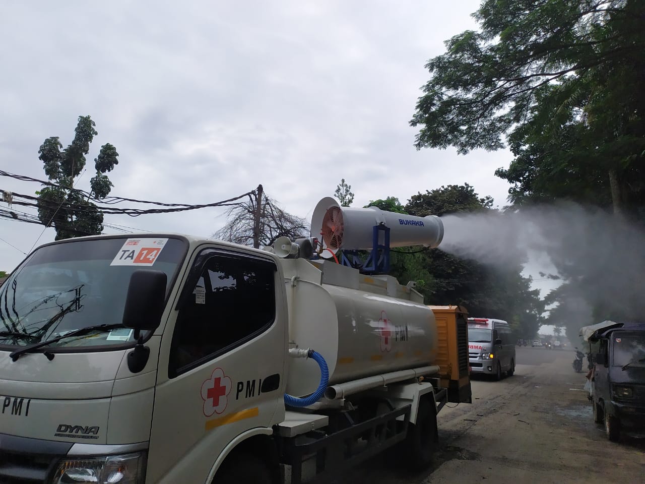 2 Mobil Gunner PMI sedang menyemprotkan cairan disinfektan di beberapa daerah yang menjadi penyangga Ibu Kota, seperti Kota Tangerang Selatan, Sabtu (2/5/2020).
