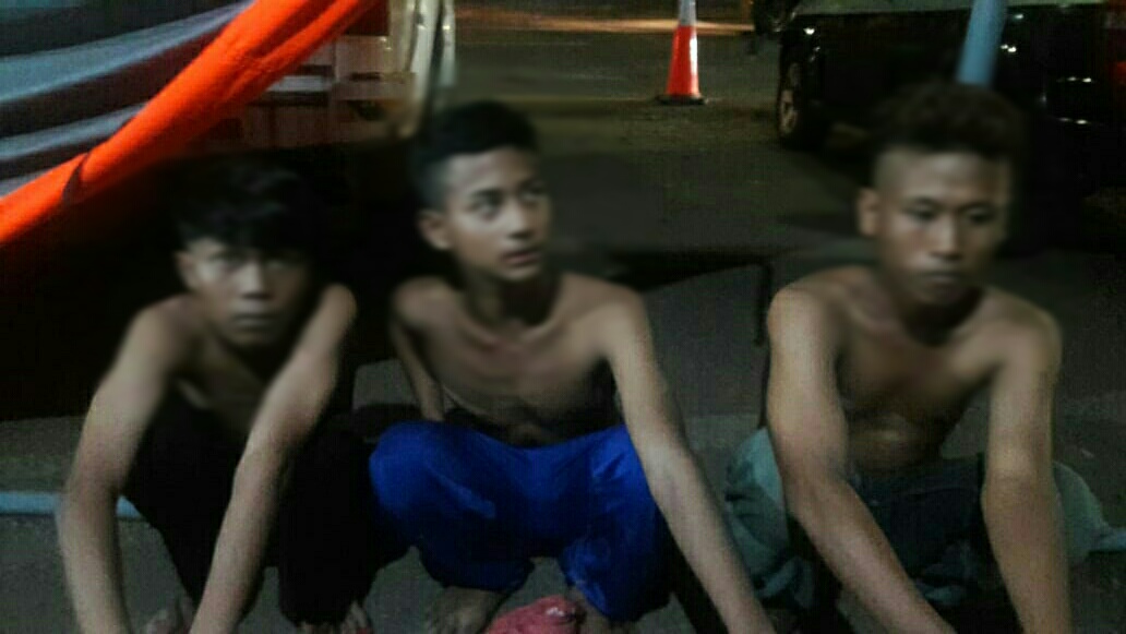 Tiga bocah diamankan petugas karena membawa senjata tajam saat melintasi cek poin PSBB di Jalan MH Thamrin, Kota Tangerang, Minggu (10/5/2020) dini hari