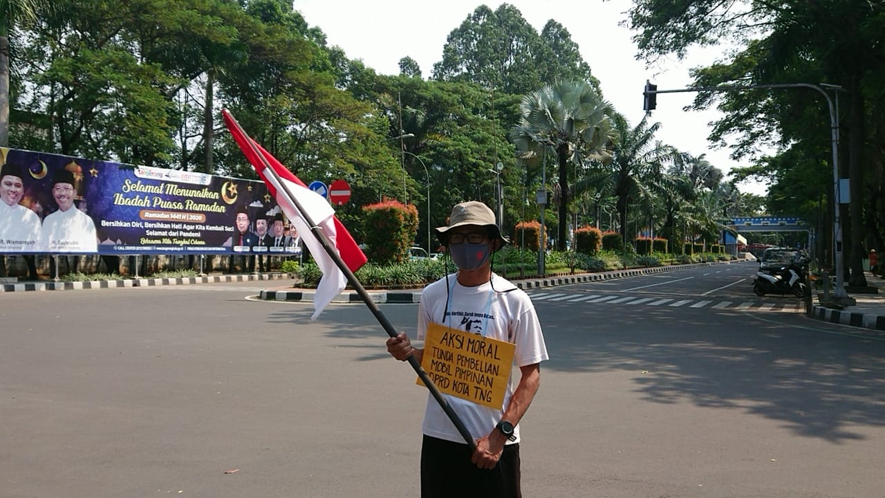 warga yang mengatasnamakan masyarakat Kota Tangerang menggelar aksi moral di depan kantor DPRD setempat, Selasa (12/5/2020).