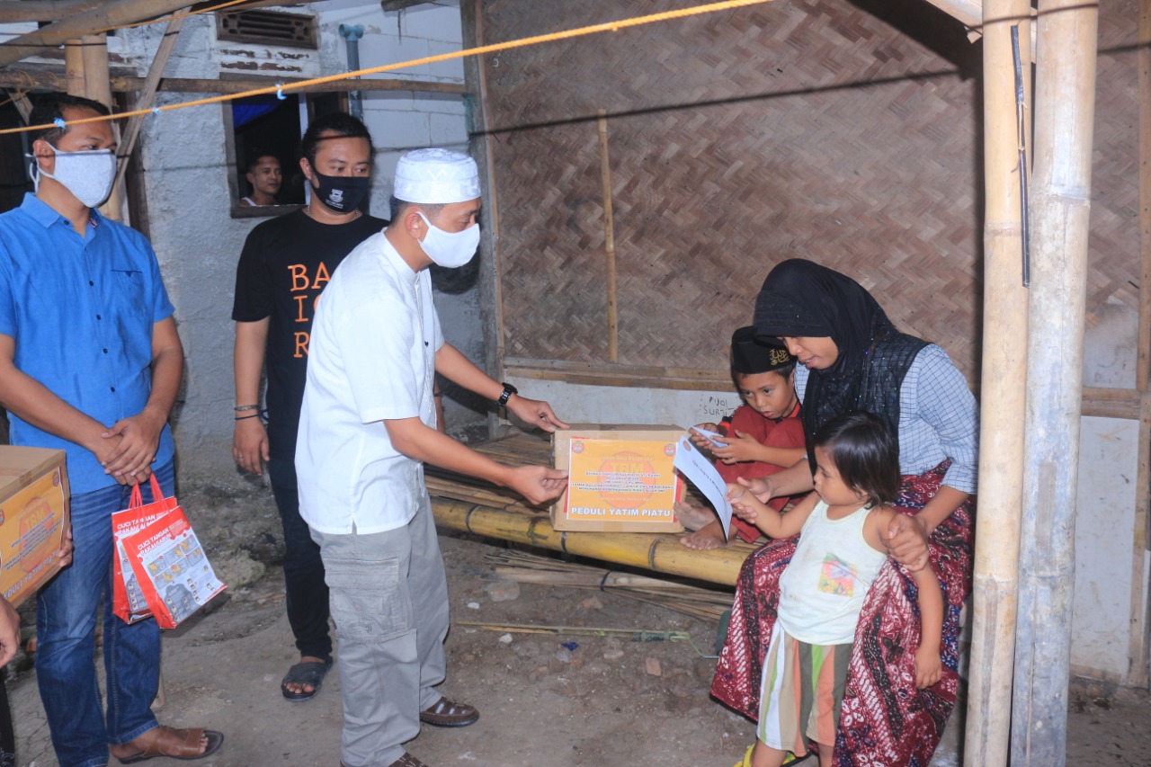 Camat Mekar Baru Zam zam Manohara saat memberikan bantuan kepada keluarga ibu Sapnah di Kediamannya.