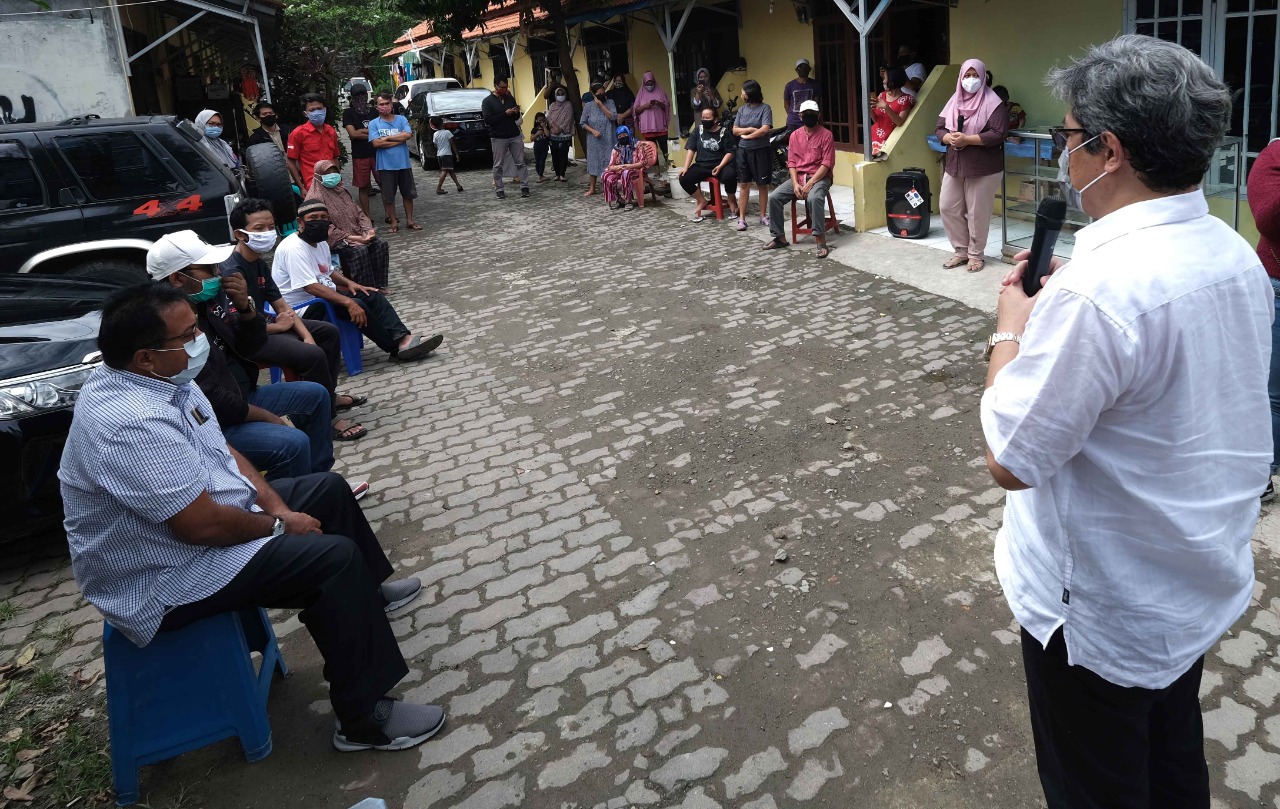 Managing Director President Office Sinar Mas Land, Dhony Rahajoe bersama Rano Karno menyerahkah satu paket sembako kepada warga Cipondoh yang terdampak Covid-19, Kota Tangerang, Kamis (21/5/2020)
