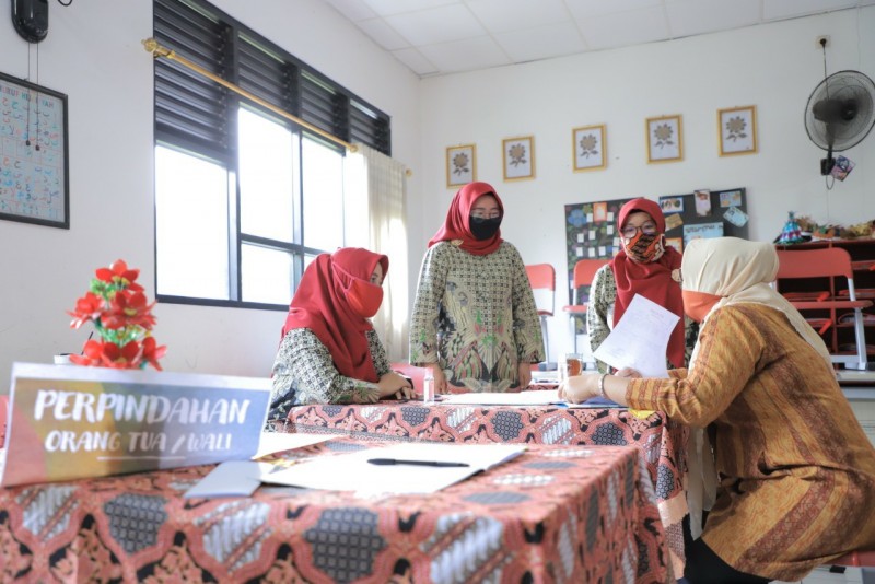 Orang tua siswa mendaftarkan anaknya sekolah di SDN Tangerang 6 saat Penerimaan Peserta Didik Baru (PPDB) Kota Tangerang, Kamis (11/6/2020).