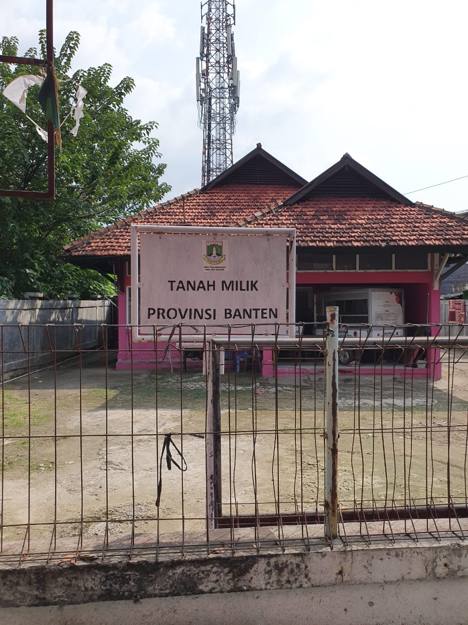 Salah satu plang tower yang berdiri di kawasan Cikokol, Kota Tangerang sejak 2003.